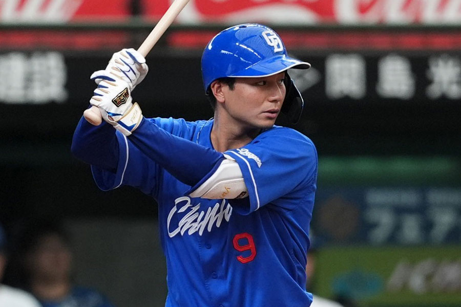 中日・石伊雄太【写真：小林靖】