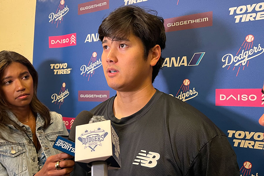 試合後、取材に応じるドジャース・大谷翔平【写真：小谷真弥】
