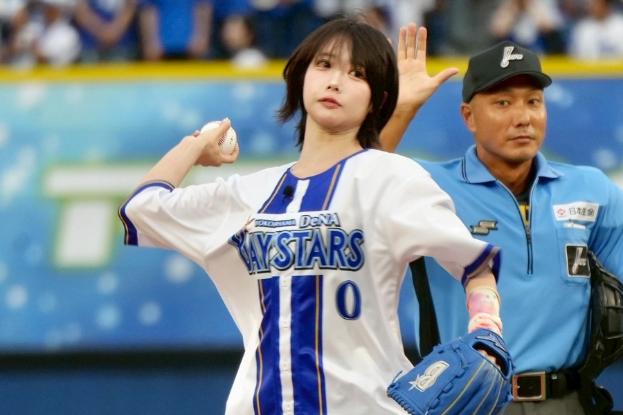 始球式に登場したあのさん【写真：町田利衣】