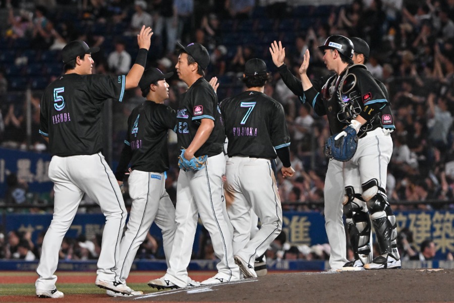 試合に勝利したロッテナイン【写真提供：産経新聞社】