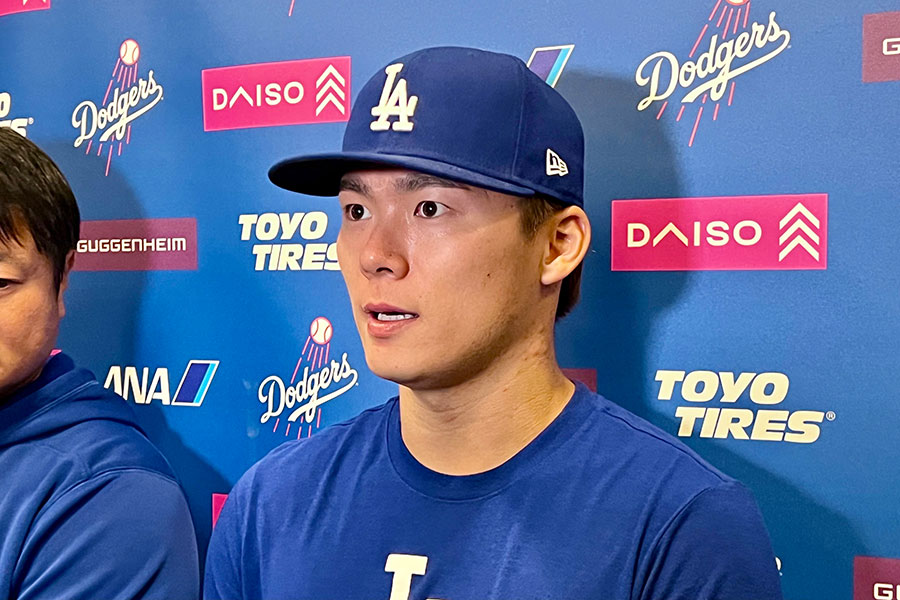 試合後、取材に応じるドジャース・山本由伸【写真：小谷真弥】