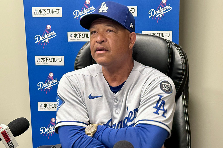 試合後、取材に応じるドジャースのデーブ・ロバーツ監督【写真：小谷真弥】