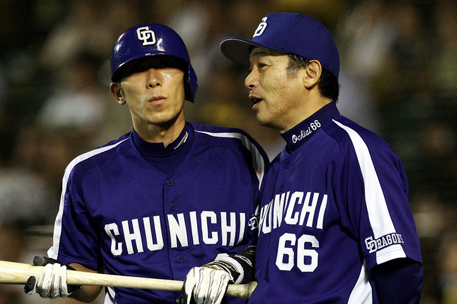 中日時代の荒木雅博氏（左）と落合博満監督【写真提供：産経新聞社】