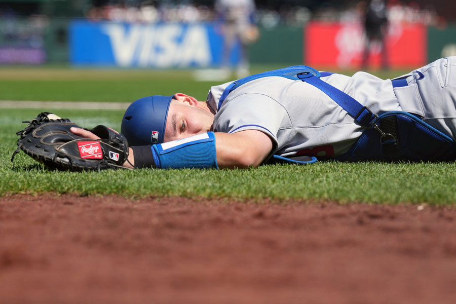 グラウンドで大の字になったラッシング【写真：ロイター】