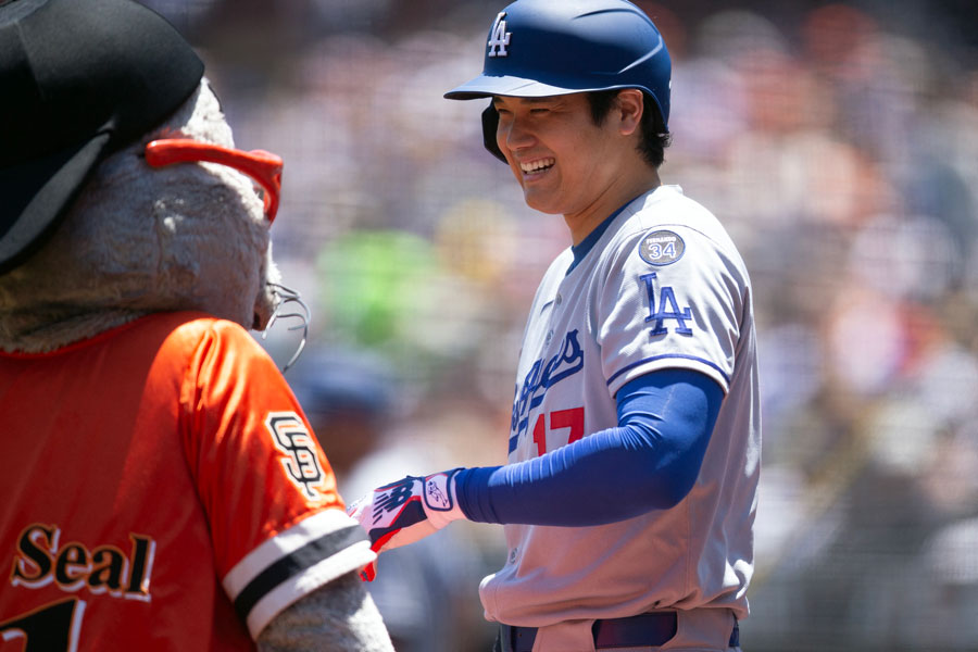 ジャイアンツのマスコット「ルー・シール」と話すドジャース・大谷翔平【写真：ロイター】