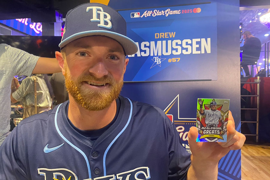 イチロー氏のカードを持つレイズのドリュー・ラスムッセン【写真：真柴健】