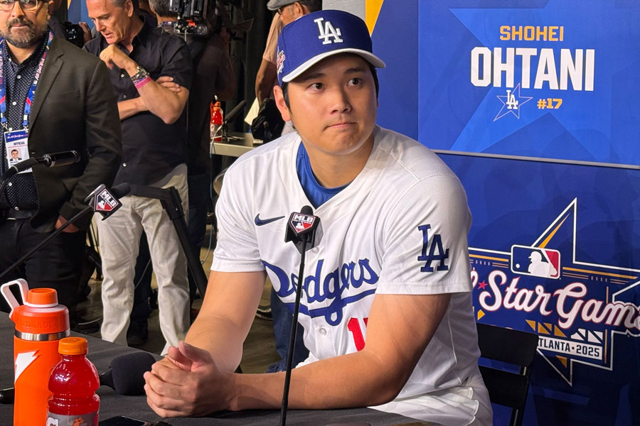 大谷の後ろにネズ・バレロ氏の姿が【写真：小谷真弥】