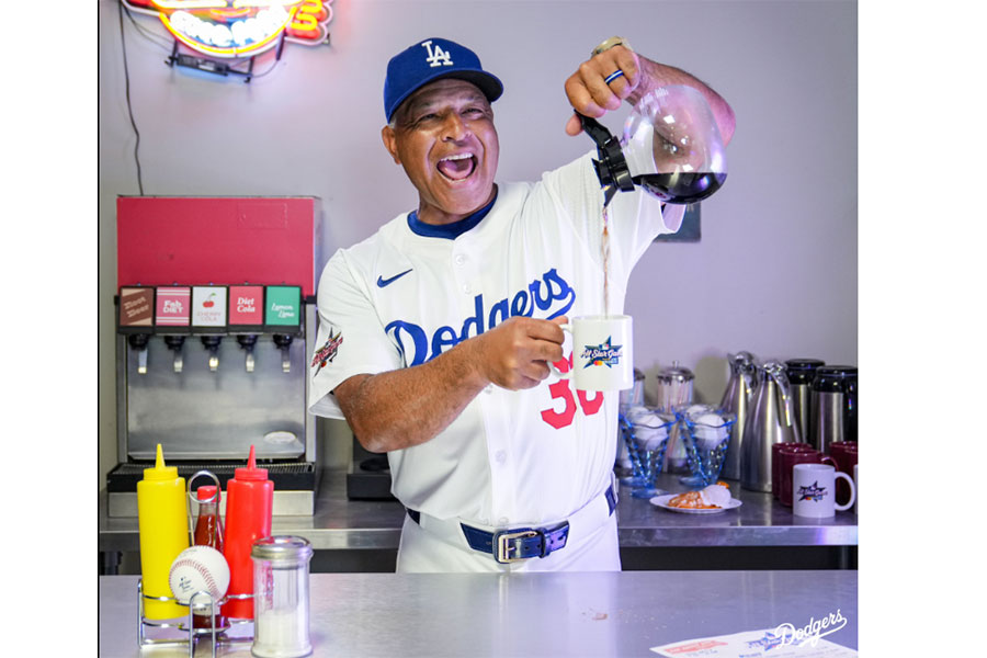 楽しそうにコーヒーをそそぐロバーツ監督（画像はスクリーンショット）