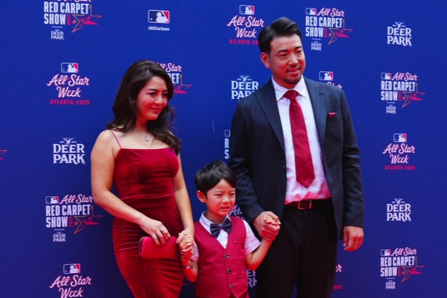 エンゼルス・菊池雄星（右）と妻の瑠美さん、長男レオくん【写真：荒川祐史】