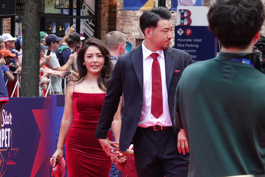 レッドカーペットに登場したエンゼルス・菊池雄星と妻の瑠美さん【写真:編集部】