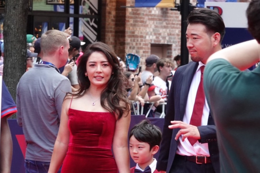 レッドカーペットに登場したエンゼルス・菊池雄星（右）と妻の瑠美さんと長男レオくん【写真：編集部】