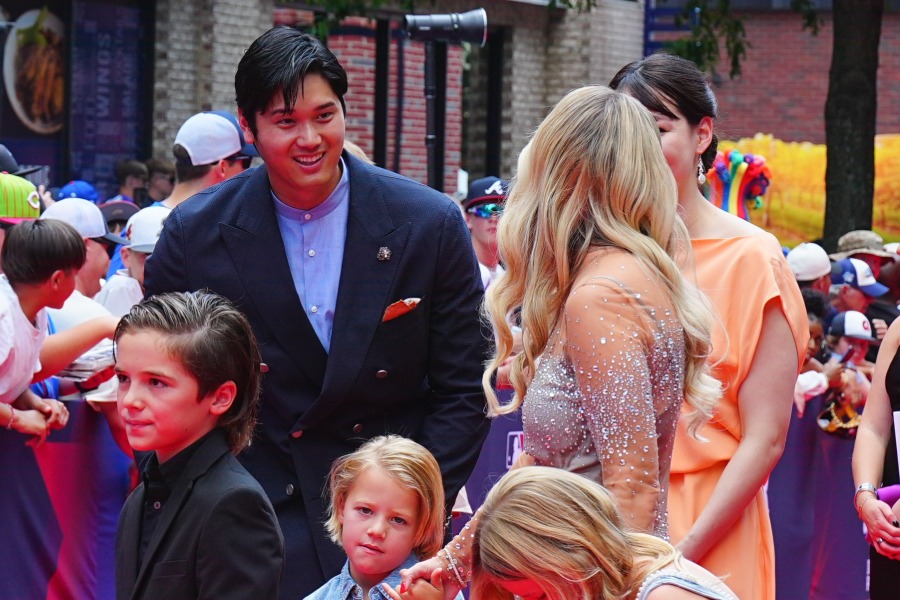 レッドカーペットでロビー・レイの家族と交流するドジャース・大谷翔平【写真：荒川祐史】