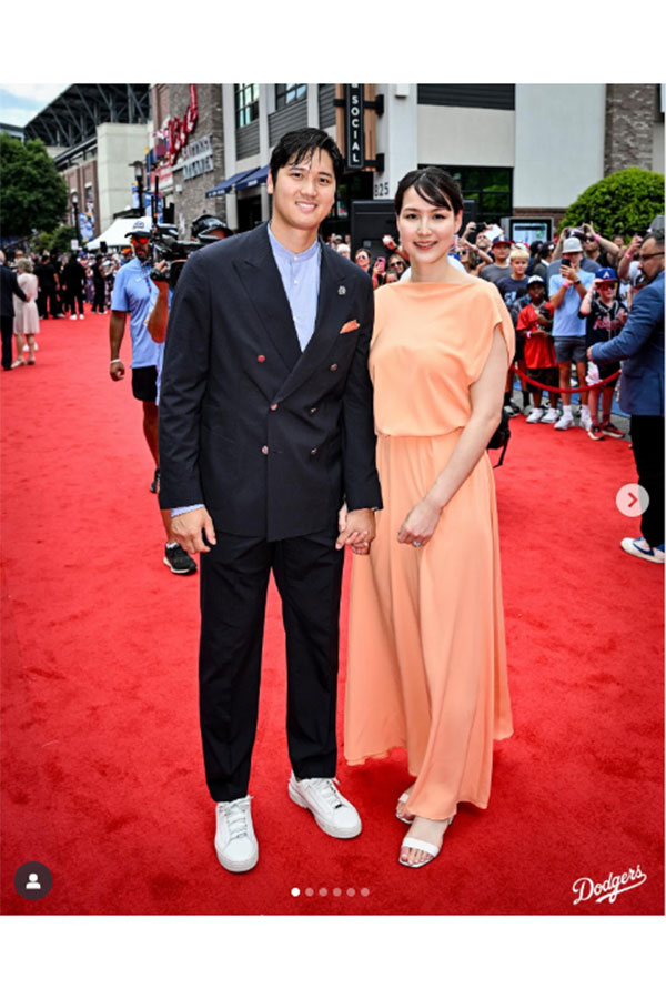 球団が公開したレッドカーペットでのツーショット【写真提供：ドジャース】