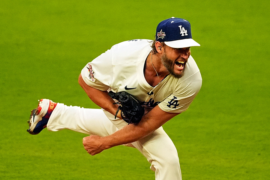耳にマイクを付けて登板したドジャースのクレイトン・カーショー【写真：ロイター】