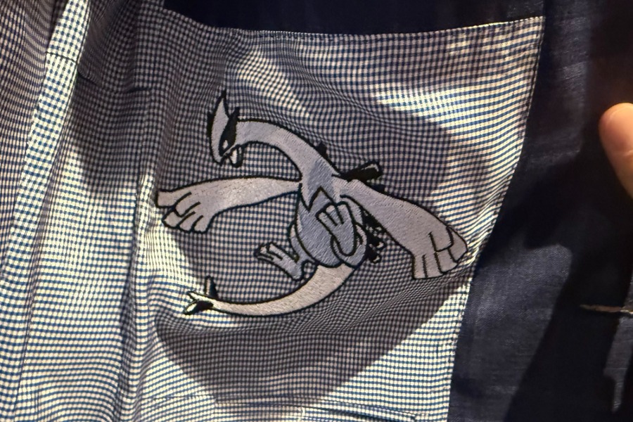 スーツの裏地に「ルギア」のデザイン【写真：小谷真弥】