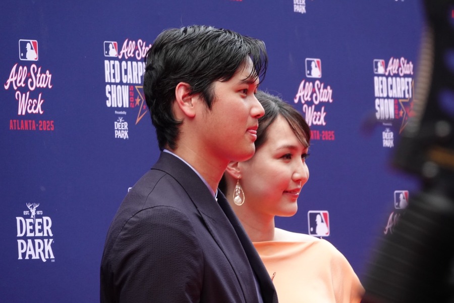 レッドカーペットに登場したドジャース・大谷翔平（左）と真美子夫人【写真：編集部】