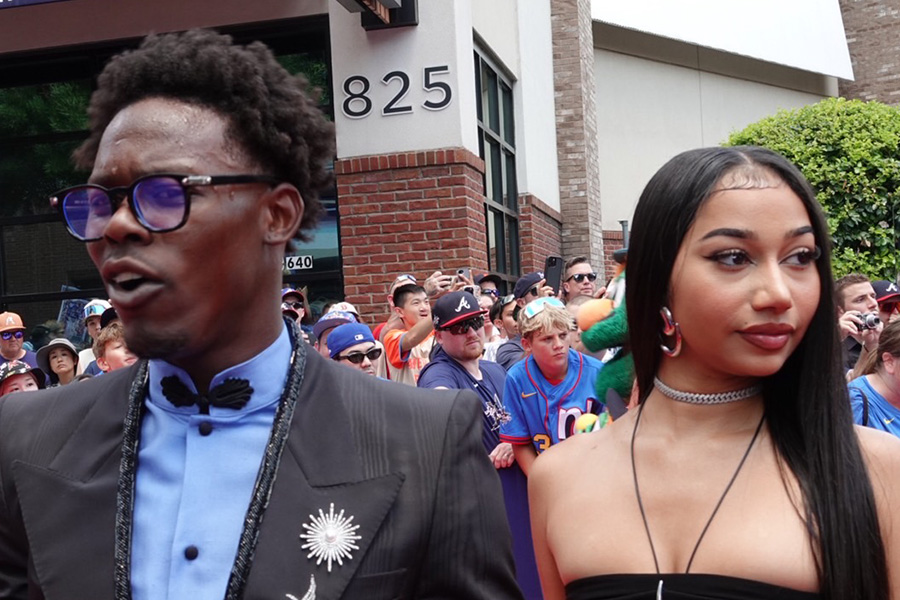 レッドカーペットに登場したヤンキースのジャズ・チザムJr.（左）と【写真：編集部】