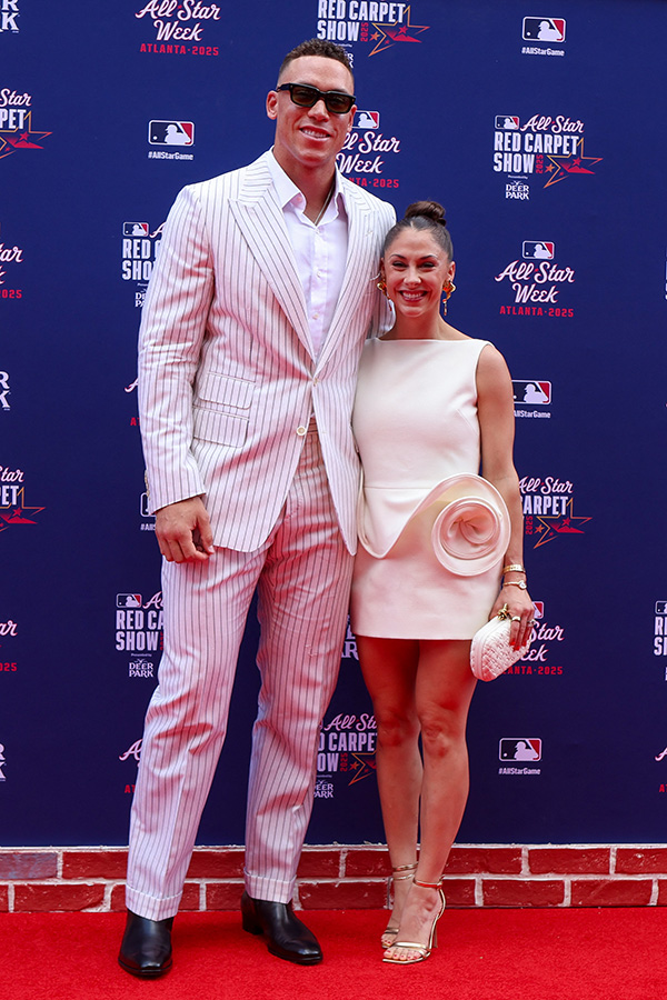 レッドカーペットショーに登場したアーロン・ジャッジ夫妻【写真：ロイター】