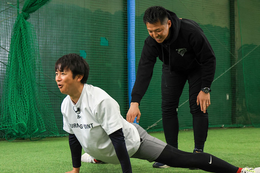 股関節のトレーニングを指導する久米健夫氏（右）【写真：伊藤賢汰】