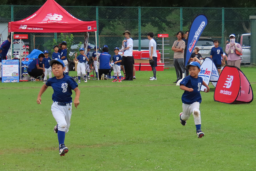 「塁間スピードチャレンジ」をする子どもたち【写真:片倉尚文】