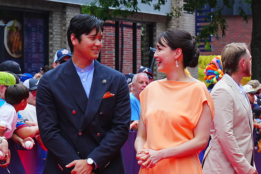 レッドカーペットに登場したドジャース・大谷翔平（左）と真美子夫人【写真：ロイター】
