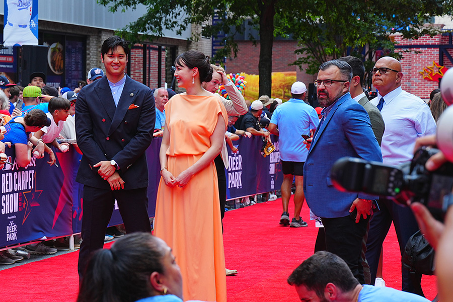 大谷夫妻を見守るボディガード【写真：荒川祐史】