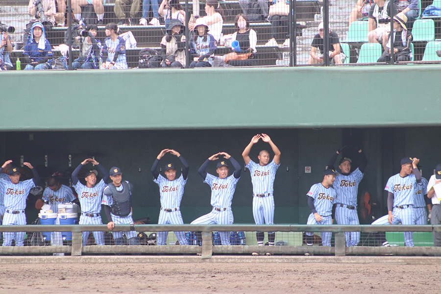 東海大相模ベンチから出される「丸ポーズ」【写真：大利実】