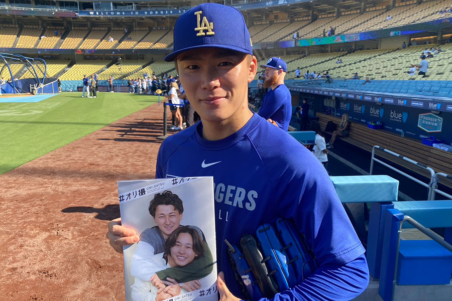 「#オリ撮」を手にするドジャース・山本由伸【写真：真柴健】