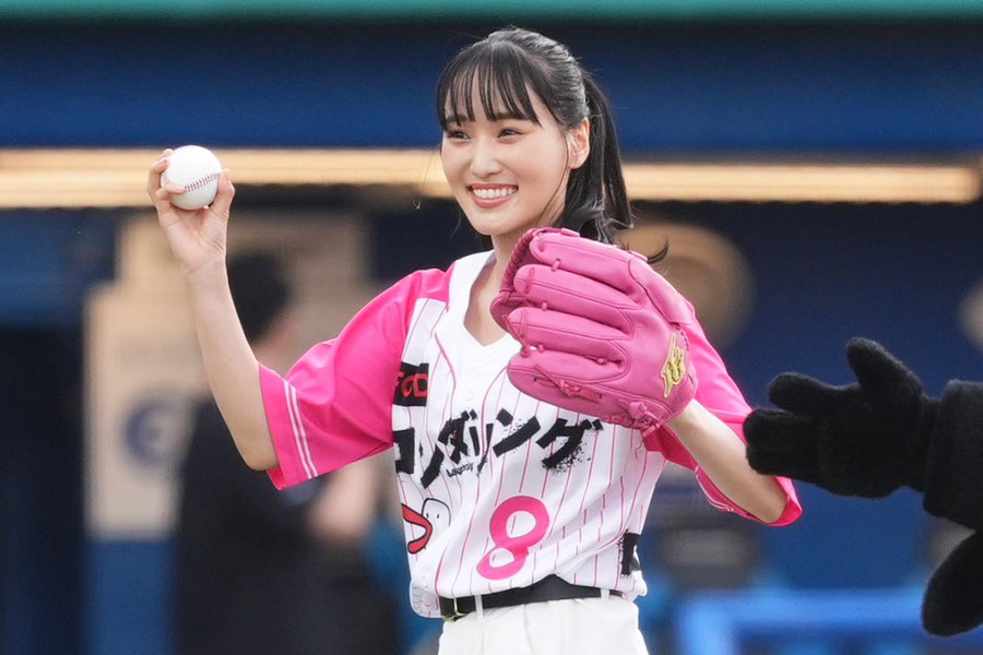 始球式に登場した菅井友香さん【写真：小林靖】