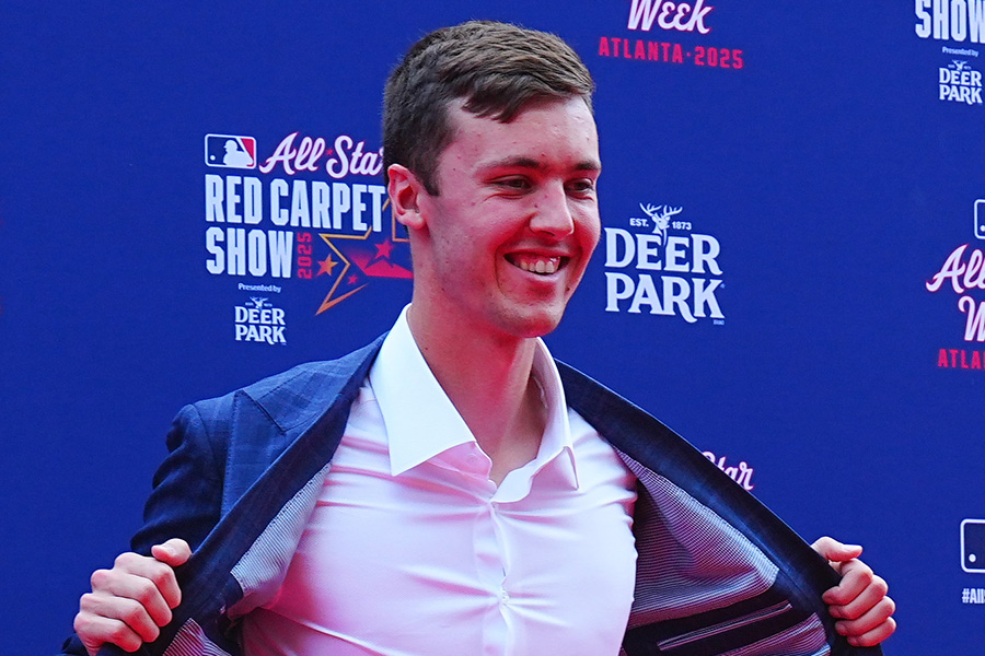 レッドカーペットショーに登場したブルワーズのジェイコブ・ミジオロウスキー【写真：荒川祐史】