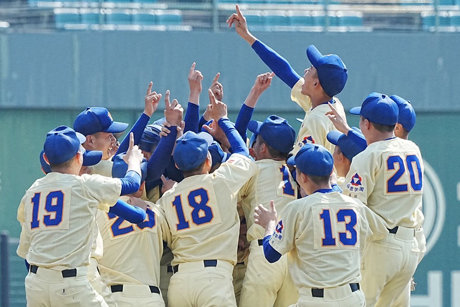 今春の文部科学大臣杯を制した星稜中ナイン【写真：奥田泰也】