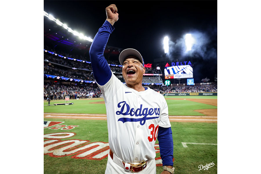 日の丸入りのベルトをつけるロバーツ監督（画像はスクリーンショット）