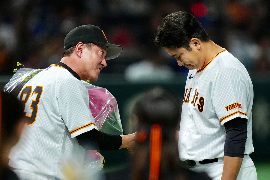 巨人時代、握手を交わす原辰徳氏（左）と菅野智之【写真：矢口亨】