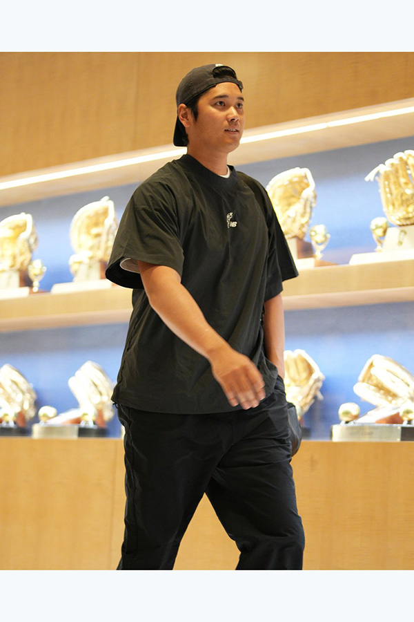 黒コーデで球場入りしたドジャース・大谷翔平（投稿をスクリーンショット）