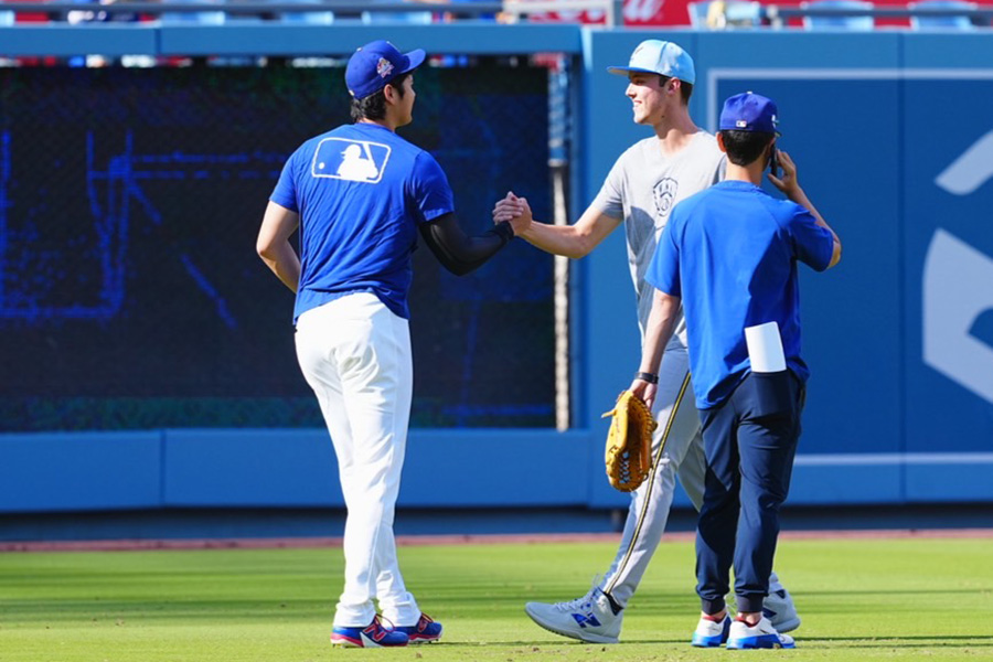 握手するドジャース・大谷翔平（左）とブルワーズのジェイコブ・ミジオロウスキー【写真：荒川祐史】