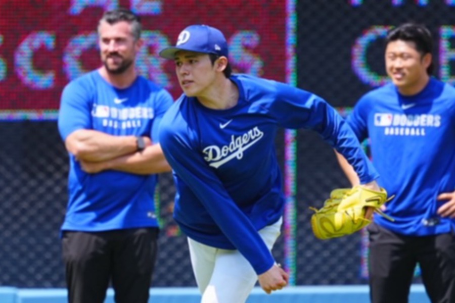 試合前のグラウンドで練習するドジャース・佐々木朗希【写真：荒川祐史】