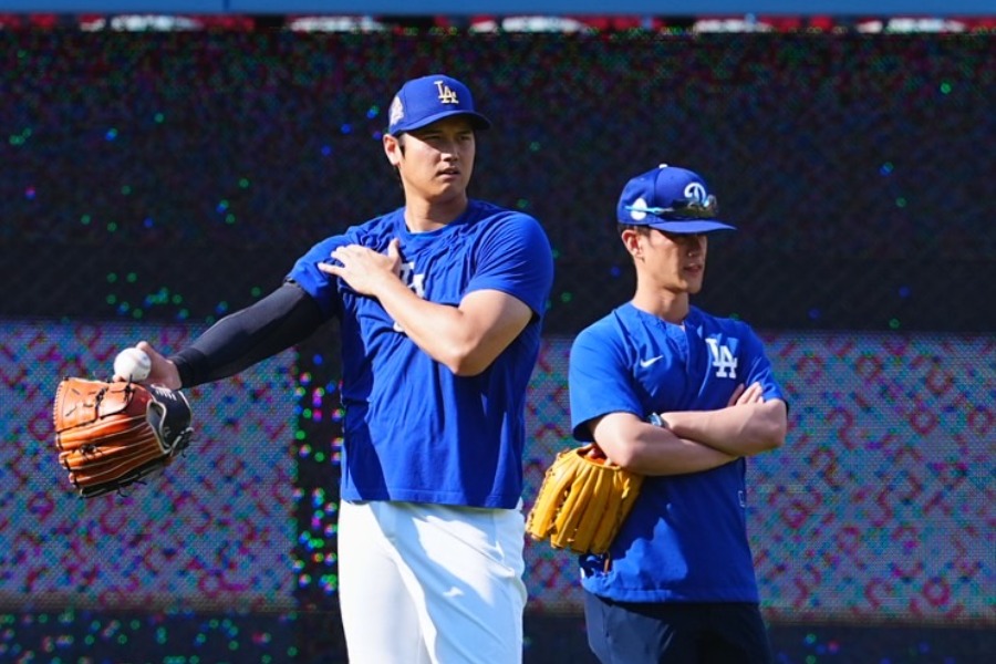 試合前に練習するドジャース・大谷翔平【写真：荒川祐史】
