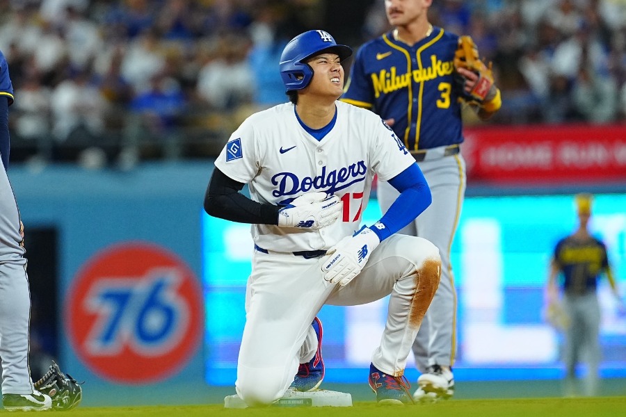 送球が直撃し痛がるドジャース・大谷翔平【写真：荒川祐史】