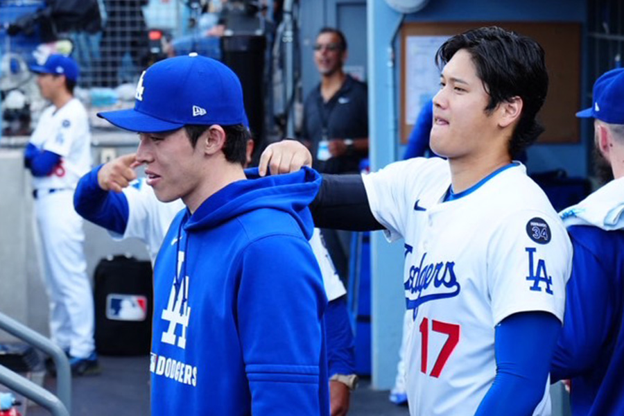 試合前にベンチで絡むドジャース・佐々木朗希（左）と大谷翔平【写真：荒川祐史】
