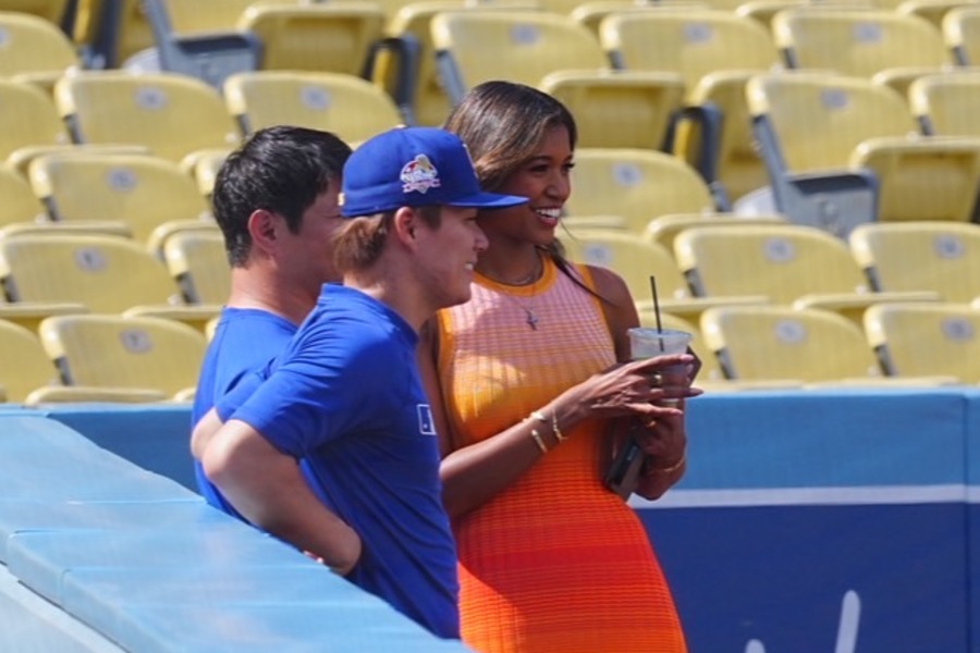 ドジャース・山本由伸と談笑するキルステン・ワトソンさん（右【写真：荒川祐史】