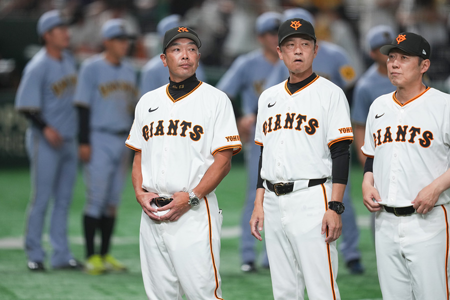 試合後、ファンに挨拶する巨人・阿部慎之助監督【写真：イワモトアキト】