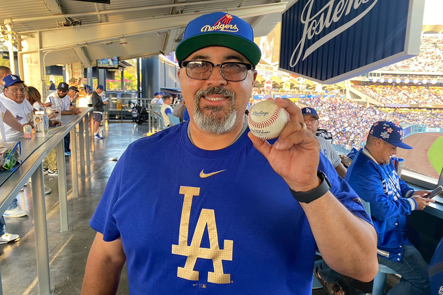 ドジャース・大谷翔平の33号本塁打球を入手したエイドリアン・デラリバさん【写真：真柴健】