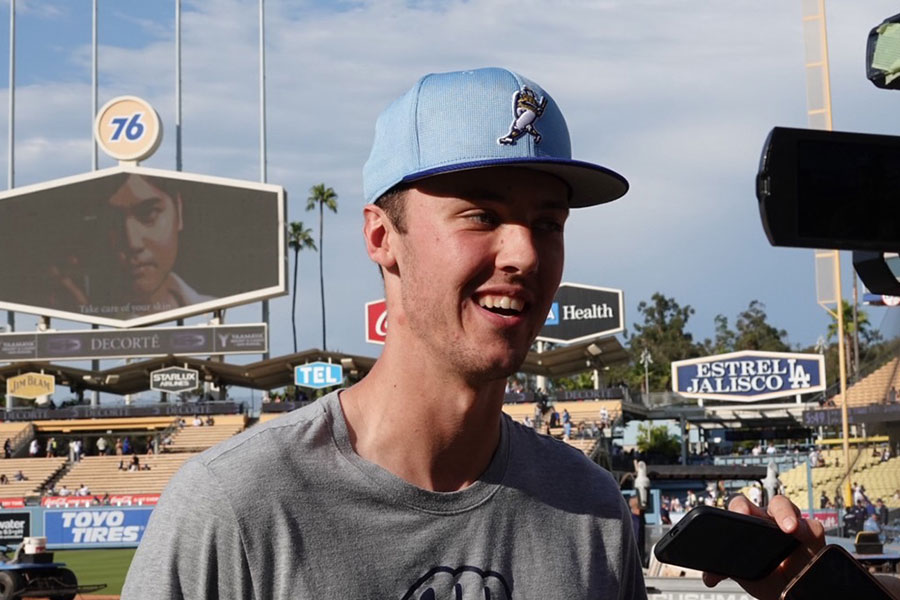 取材に応じるブルワーズのジェイコブ・ミジオロウスキー【写真：真柴健】