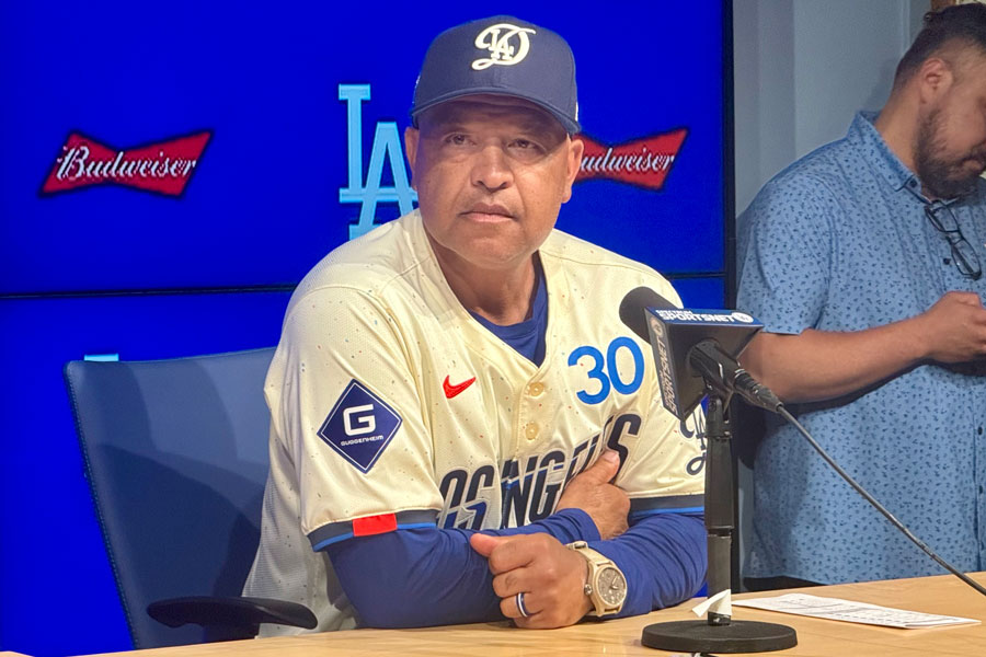 取材に応じたドジャースのデーブ・ロバーツ監督【写真：小谷真弥】