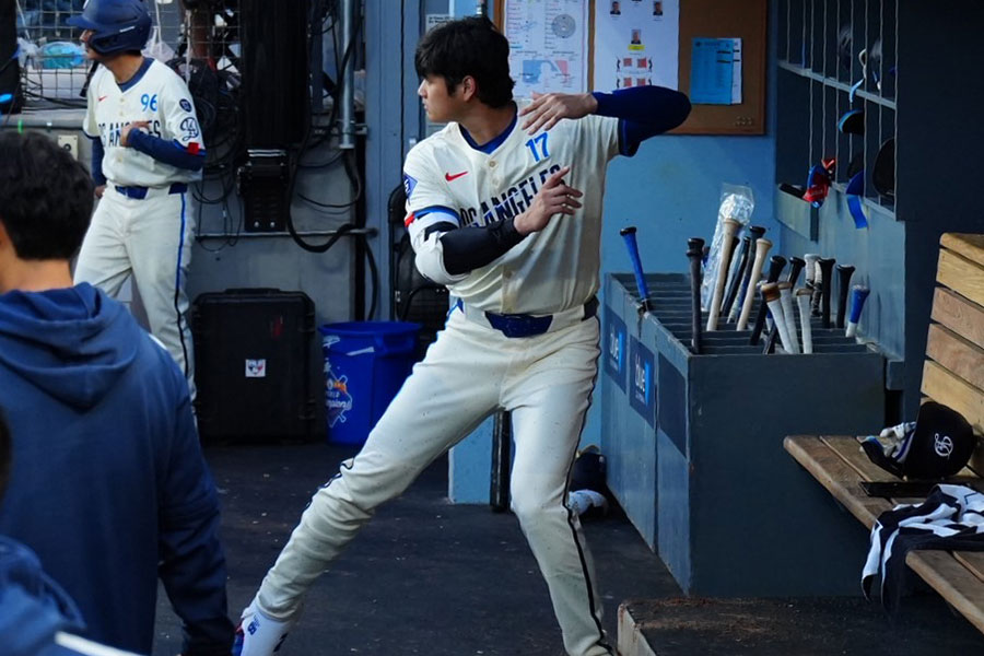 本塁打後、ベンチでイメージトレーニングを繰り返した大谷翔平【写真：荒川祐史】
