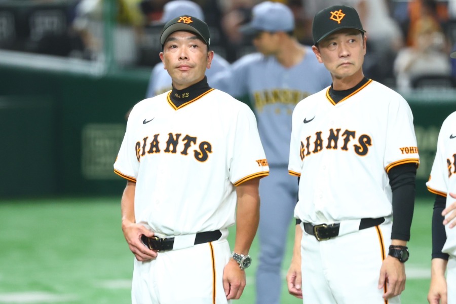 阪神戦の指揮を執った巨人・阿部慎之助監督（左）【写真：加治屋友輝】