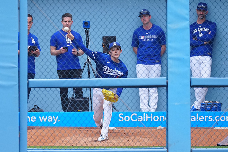 ブルペン入りするドジャース・佐々木朗希【写真：荒川祐史】