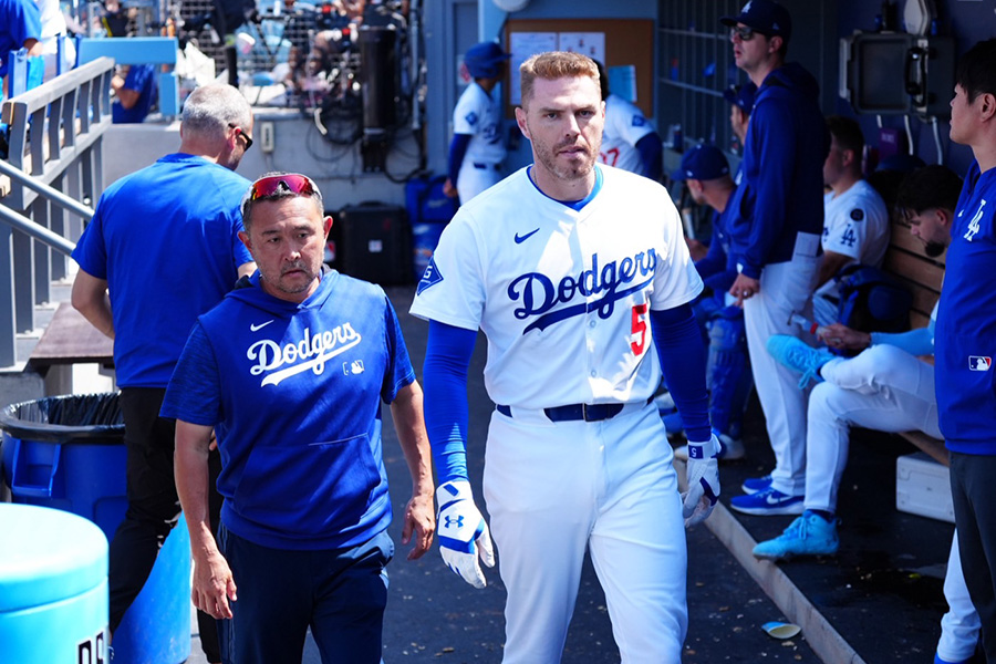 死球を受けてダグアウトに引き下がるドジャースのフレディ・フリーマン【写真：荒川祐史】