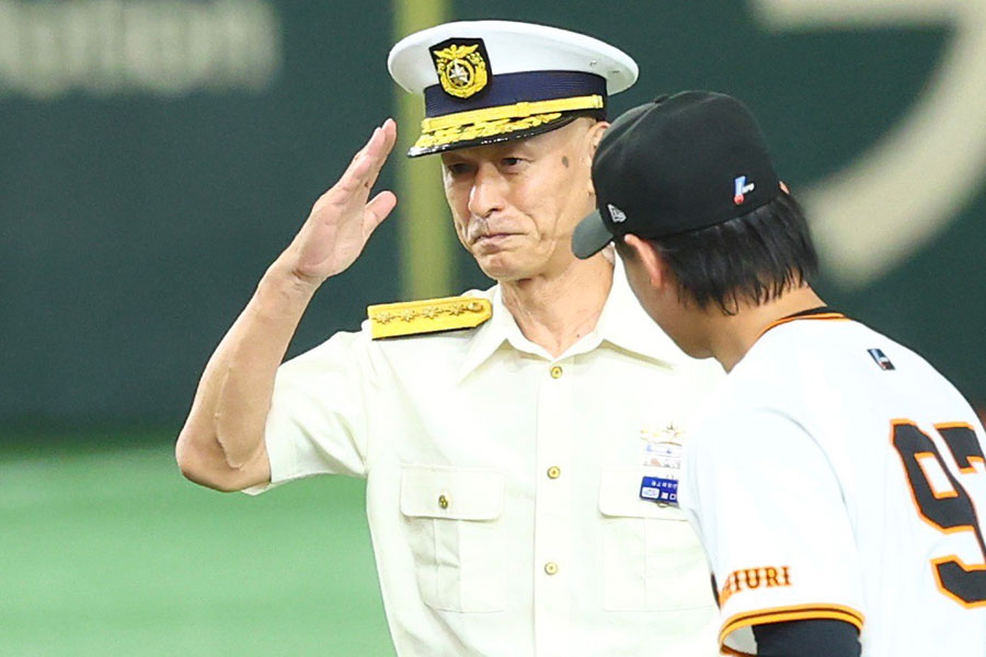 始球式を行った海上保安庁長官の瀬口良夫さん【写真：加治屋友輝】