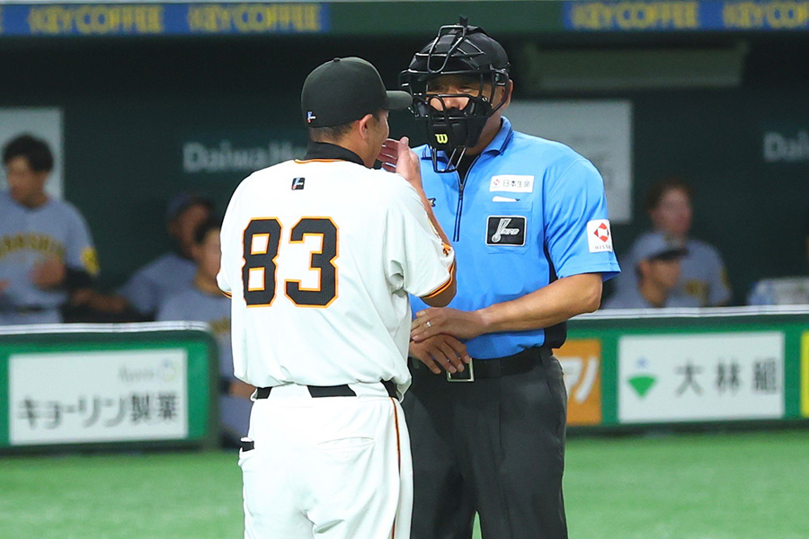審判に抗議する巨人・阿部慎之助監督【写真：加治屋友輝】